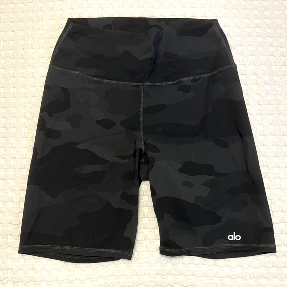 ALO biker shorts camp sz L